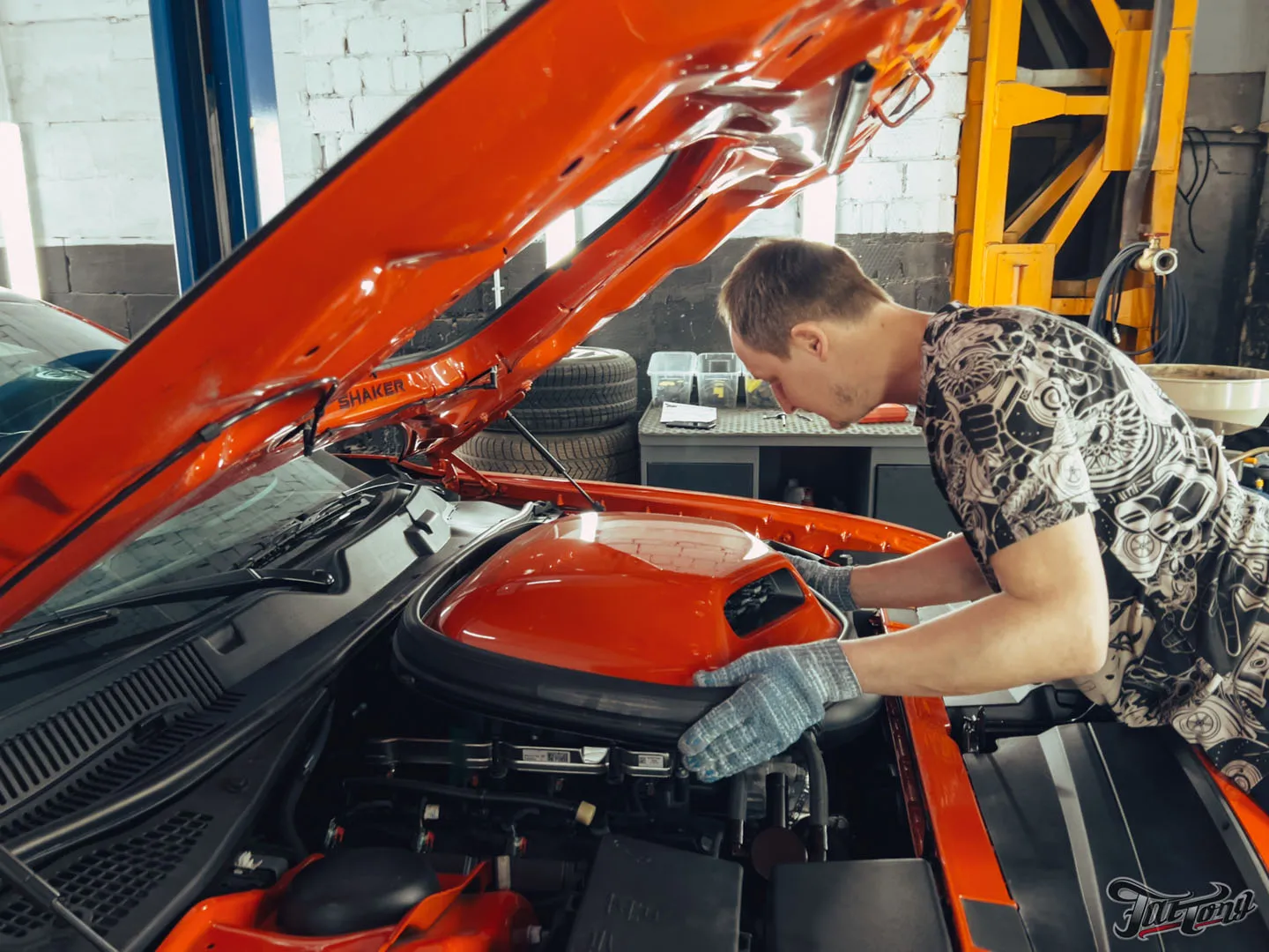 Техническое обслуживание яркого Dodge Challenger Shaker